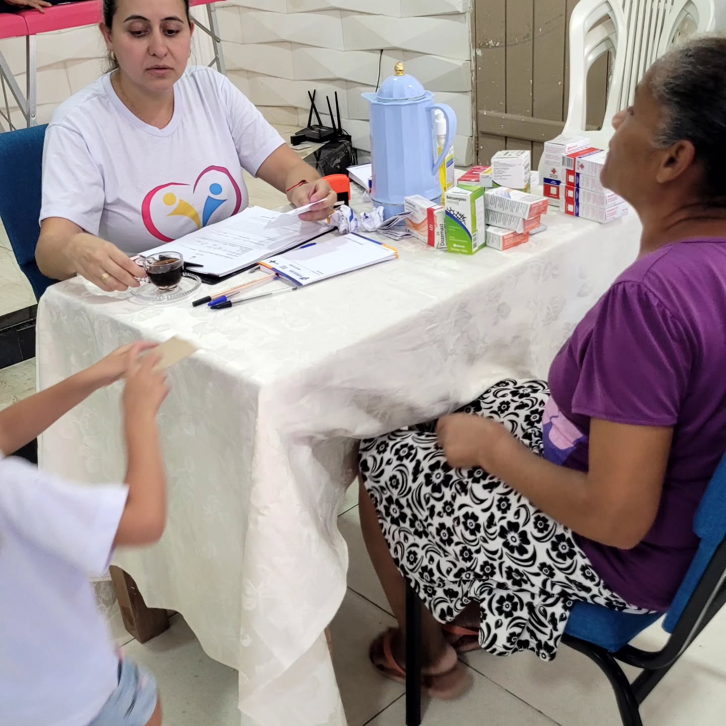 Dra. Sílvia em atendimento de mutirão Amigos da Saúde