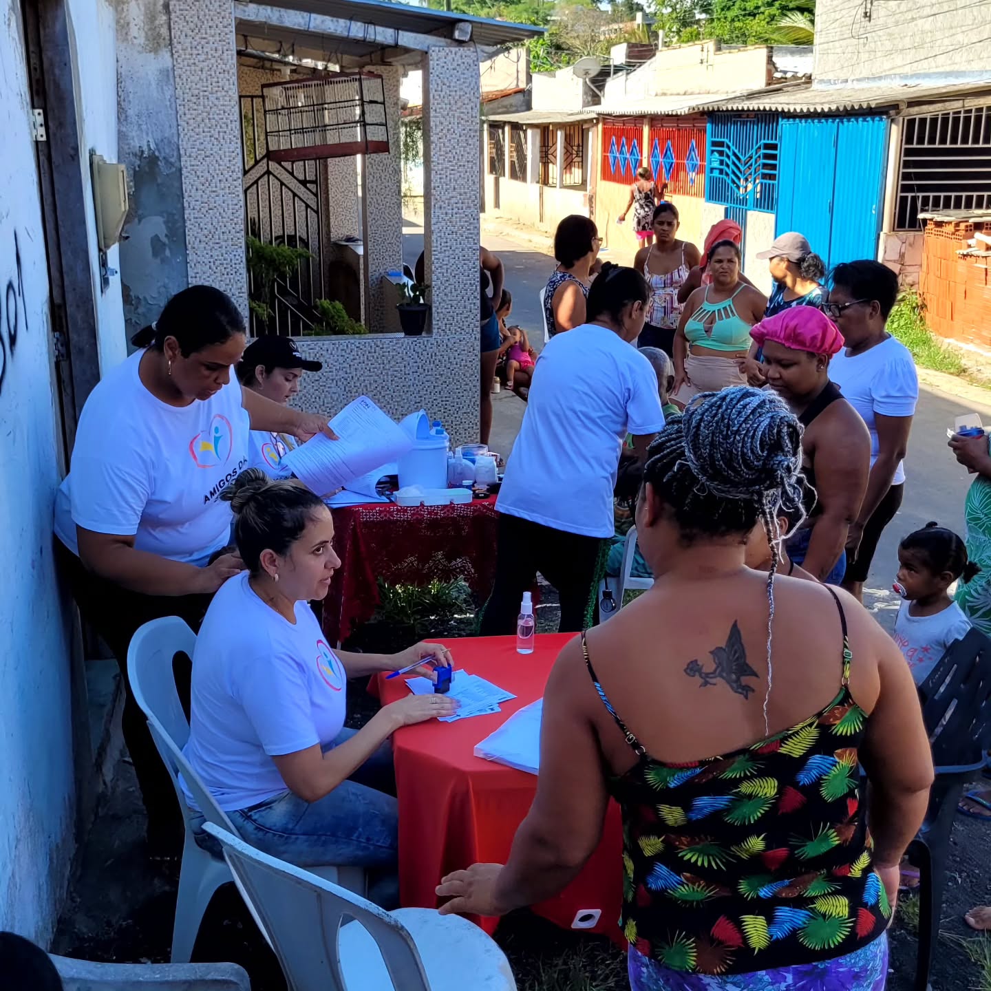 Moradores aguardando atendimento em ponto comunitário